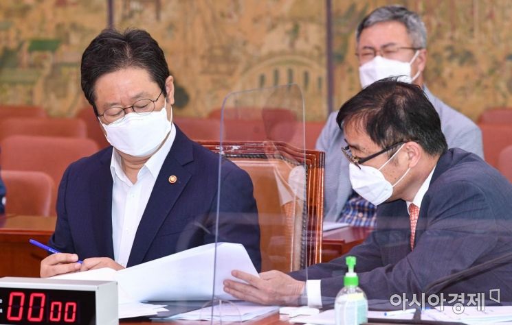 황희 문화체육관광부 장관이 10일 국회에서 열린 문화체육관광위원회 전체회의에 출석, 회의 도중 오영우 1차관에게 보고를 받고 있다. 이날 문체위 전체회의에서는 허위·조작 보도에 대한 징벌적 손해배상 적용을 골자로 하는 언론중재법 개정안을 심의한다./윤동주 기자 doso7@