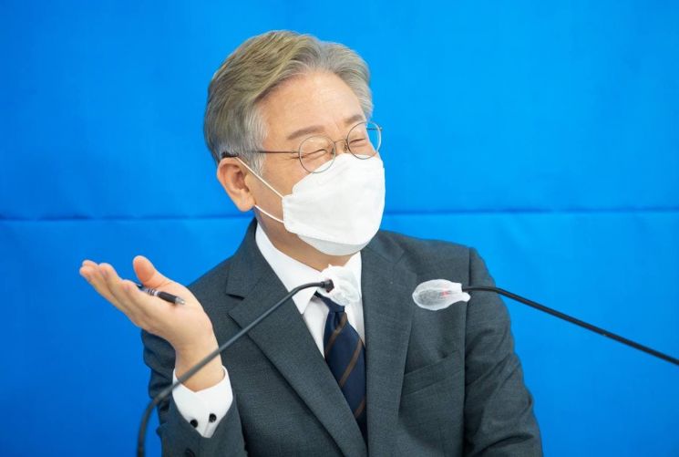 이재명 ‘국민 누구나 1000만원 마통’ 공약..野 ‘금융과 복지 혼동한 것’ 비판(종합)