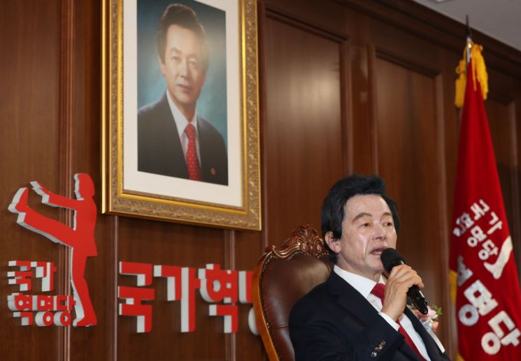 허경영 국가혁명당 명예대표가 10일 서울 여의도 국가혁명당에서 열린 대통령선거 출마 관련 기자회견에서 인사말을 하고 있다. [이미지출처=연합뉴스]