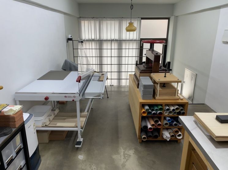 Various tools used in the book repair process. <br/>Photo by Joohee Kang kjh818@asiae.co.kr