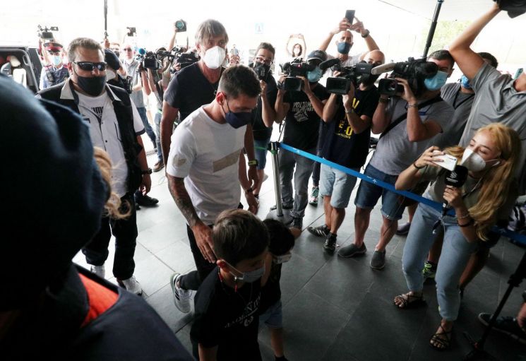 10일(현지시간) 리오넬 메시가 자신의 가족과 함께 프랑스 파리 르부르제 공항에 도착해 입국장을 빠져나오고 있다. [이미지출처=로이터연합뉴스]