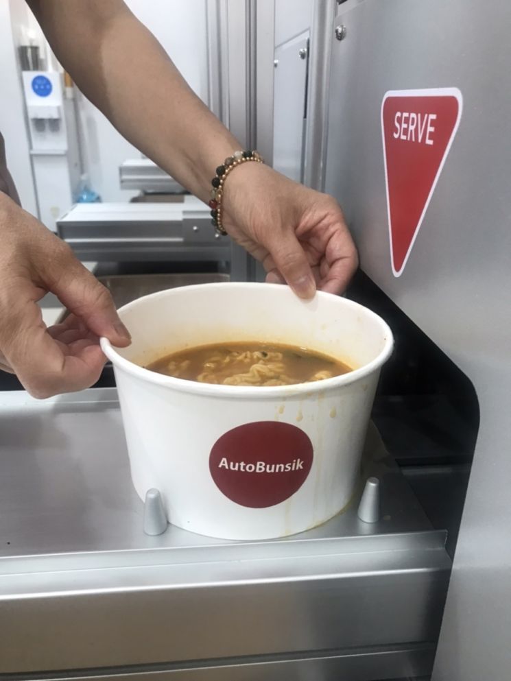 개인의 취향에 따라 맛과 면발을 조정할 수 있는 라면자판기도 등장했다. [사진=오토분식]