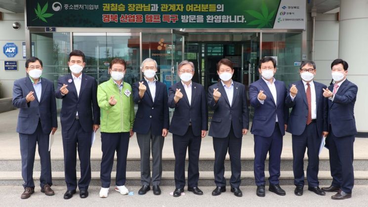 지난 6월10일 경북 안동 경북바이오산업연구원에서 열린 '경북 산업용 헴프 규제자유특구 현장 간담회'에서 이철우 경북도지사, 한진관 경북 바이오산업연구원장, 권칠승 중소벤처기업부 장관, 권영진 대구시장, 국민의힘 김형동 의원, 하대성 경상북도부지사, 박성수 안동시부시장 등이 기념촬영을 하고 있다. [이미지출처=연합뉴스]