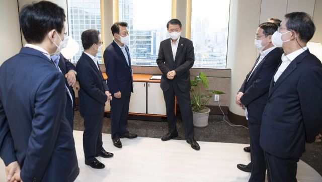 은성수 금융위원장은 11일 오전 서울 중구 명동 은행회관에서 5대 금융협회장, 신용정보원장과 비공개 간담회를 갖고 코로나19 장기화 여파로 빚을 연체한 사람들의 신용회복을 지원하는 방안에 대해 논의했다.
