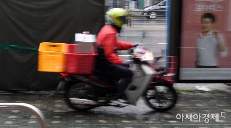 보도 위 불법 주정차된 이륜차들…보행자 안전은 먼 나라 이야기