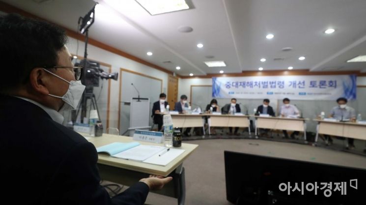 이동근 경총 부회장이 토론회를 보고 있다. /문호남 기자 munonam@