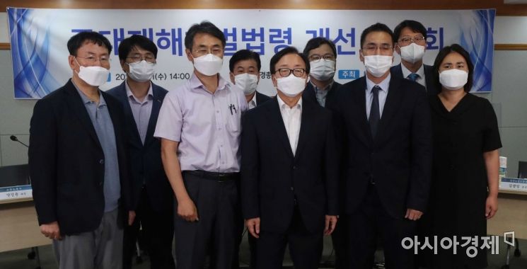 이동근 경총 부회장 등 참석자들이 기념촬영을 하고 있다. /문호남 기자 munonam@
