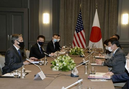 토니 블링컨 미국 국무장관(왼쪽)과 모테기 도시미쓰 일본 외무상이 지난 5월 3일(현지시간) 주요 7개국(G7) 외교장관 회의를 계기로 영국 런던에서 만나 양자 회담을 열고 있다. [이미지출처=연합뉴스]