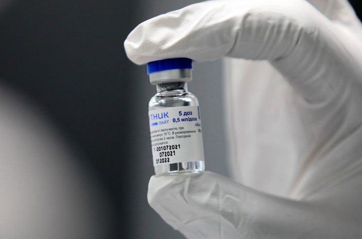 지난 7월 강원 춘천시에 위치한 '스푸트니크 V' 백신 생산 공장인 한국코러스에서 직원이 백신을 들어보이고 있다. [이미지출처=연합뉴스]