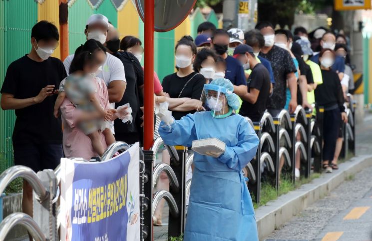 서울 구로구 보건소 선별진료소에서 검사를 받기 위해 길게 줄을 서 있는 시민들 모습 [이미지출처=연합뉴스]