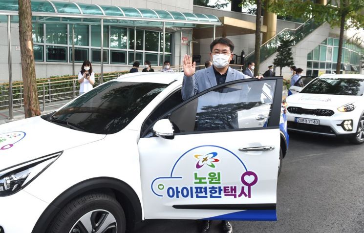 [포토]성장현 용산구청장, 구립용산노인전문요양원 방역 대응 현황 점검