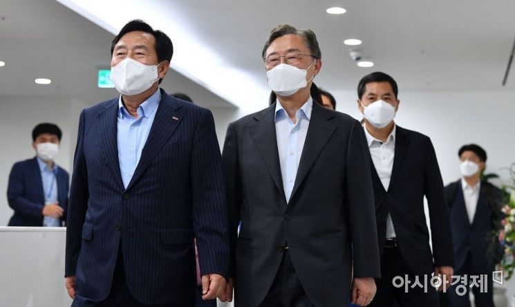 국민의힘 최재형 대선 경선 예비후보가 12일 서울 여의도 중소기업중앙회에서 열린 굿모닝 좌담회에 참석, 김기문 중기중앙회 회장과 회의장으로 들어서고 있다./윤동주 기자 doso7@