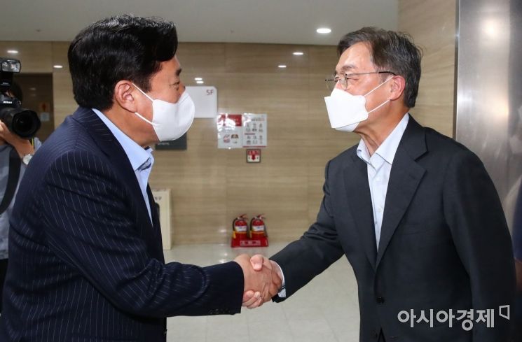 국민의힘 최재형 대선 경선 예비후보가 12일 서울 여의도 중소기업중앙회에서 열린 굿모닝 좌담회에 참석, 김기문 중기중앙회 회장과 인사를 나누고 있다./윤동주 기자 doso7@