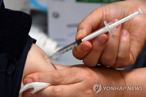 백신 접종 하는 의료진./사진=연합뉴스