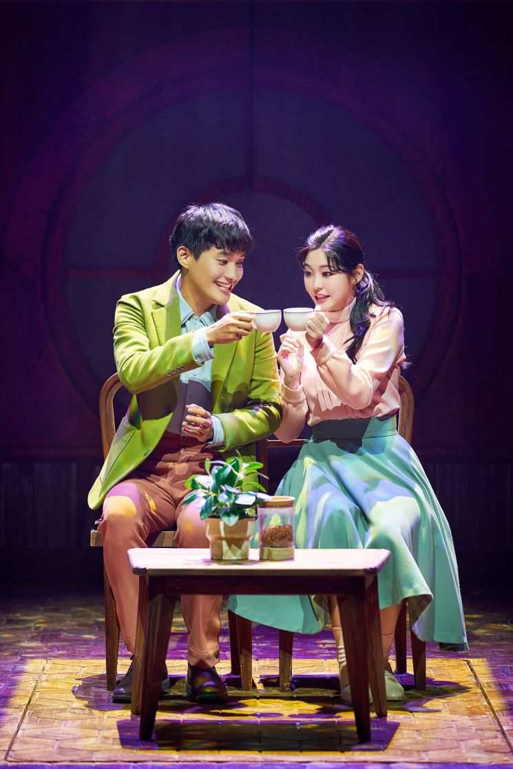 뮤지컬 '어쩌면 해피엔딩'의 주인공 올리버(정욱진)와 클레어(한재아·오른쪽).(사진출처=CJ ENM)