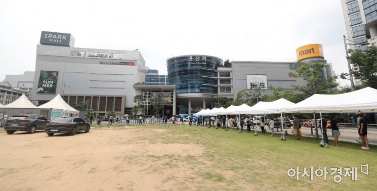 코로나19 확산세가 거세지고 있는 12일 서울 용산역 임시 선별검사소에서 시민들이 검사를 위해 기다리고 있다. /문호남 기자 munonam@
