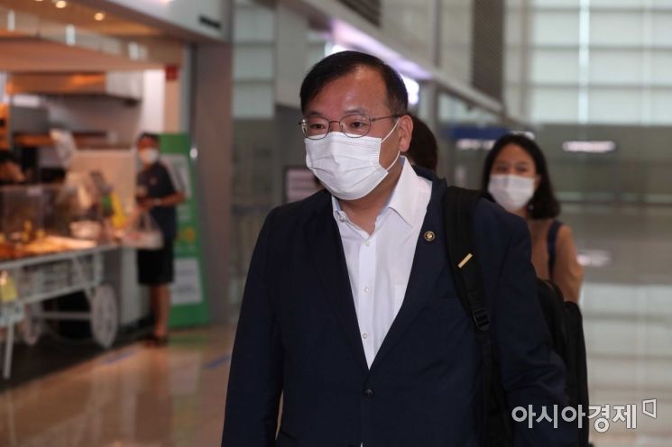 강도태 보건복지부 2차관이 미국 제약사 모더나 백신 공급 차질 사태 해결을 위해 13일 인천국제공항 2터미널을 통해 출국하고 있다. 강 2차관을 대표로 하는 정부 대표단은 미국 현지시간으로 13일 오후 모더나사 백신 판매 책임자와 원활한 백신 공급책을 논의할 예정이다. /문호남 기자 munonam@
