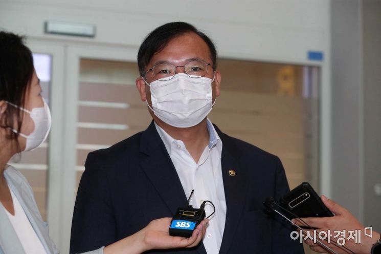 강도태 보건복지부 2차관이 미국으로 출국하기 전 취재진 질문에 답하고 있다. /문호남 기자 munonam@