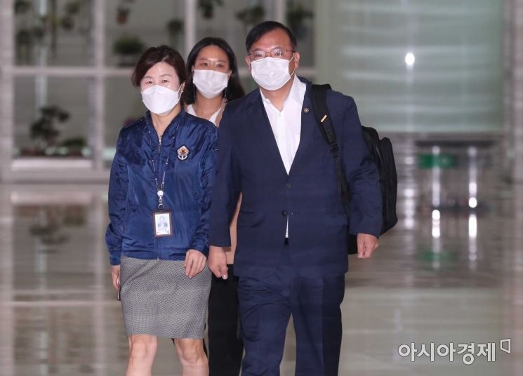 강도태 보건복지부 2차관이 인천국제공항 2터미널을 통해 출국하고 있다. /문호남 기자 munonam@