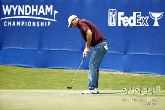 러셀 헨리가 윈덤챔피언십 첫날 15번홀에서 퍼팅을 하고 있다. 그린스보로(미국)=Getty images/멀티비츠
