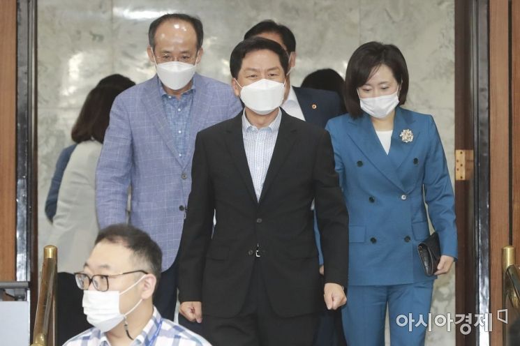 김기현 국민의힘 원내대표가 13일 국회에서 열린 원내대책회의에 참석하고 있다./윤동주 기자 doso7@