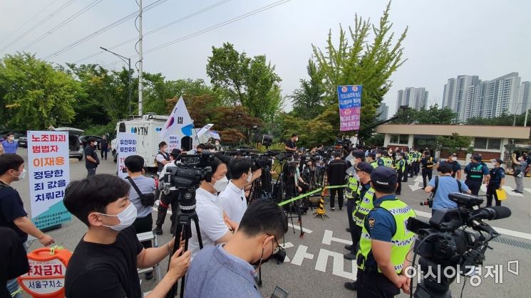 13일 오전 10시 이재용 삼성전자 부회장의 광복절 가석방 출소를 앞두고 경기 의왕시 서울구치소 앞에 이 부회장의 지지자들과 가석방 반대 측 인원들이 몰려들었다./김대현 기자