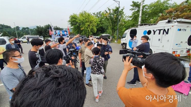 13일 오전 10시 이재용 삼성전자 부회장의 광복절 가석방 출소를 앞두고 경기 의왕시 서울구치소 앞에서 이 부회장의 지지자와 반대 측 인원이 말다툼을 벌이고 있다./김대현 기자