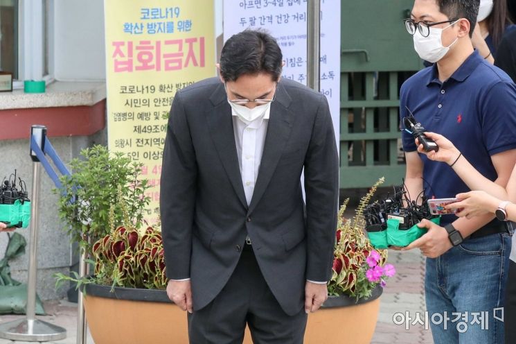 재수감 207일 만에 가석방 출소한 이재용 삼성전자 부회장이 13일 경기 의왕 서울구치소를 나서며 인사하고 있다./의왕=강진형 기자aymsdream@