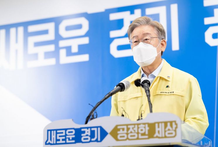 이재명 경기도지사가 13일 경기도청 브리핑룸에서 경기도민 전체에 재난지원금을 지급하겠다고 발표하고 있다.