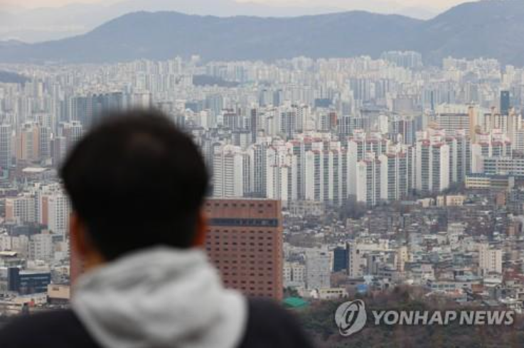 한 시민이 도심을 내려다보고 있다. 사진은 기사 중 특정 표현과 무관. [이미지출처=연합뉴스]