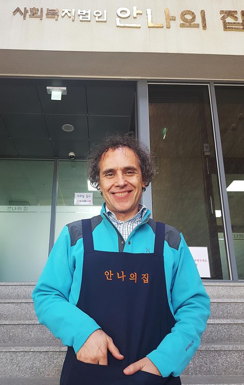 사제복 대신 앞치마를 두른 김하종 신부가 경기도 성남시 안나의 집 앞에서 포즈를 취하고 있다. /사진=연합뉴스