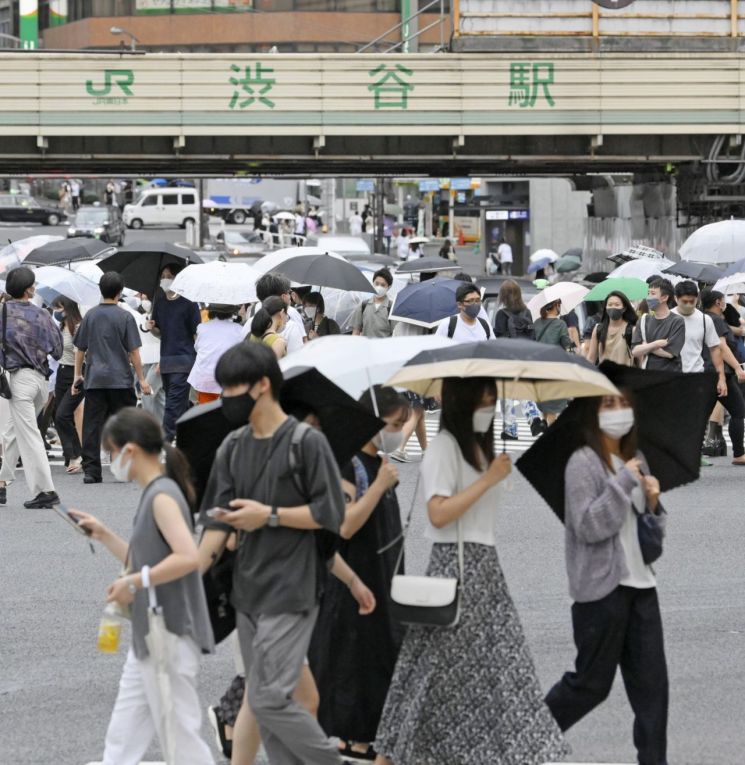 12일 오후 일본 도쿄도 시부야구 시부야역 앞 교차로가 행인들로 붐비고 있다. [이미지출처=연합뉴스]