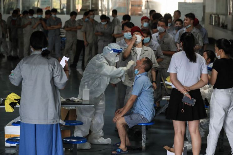 2021년 8월 5일 중국 후베이성 우한의 한 자동차 부품 생산공장에서 4일 직원들이 코로나19 핵산검사를 받고 있다. [이미지출처=AFP연합뉴스]