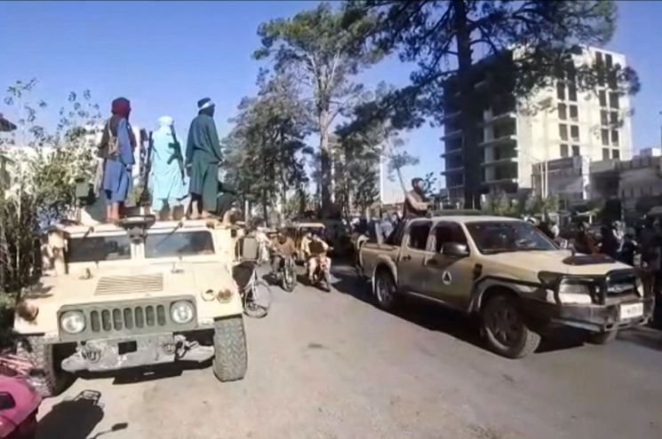 아프간 전국 장악한 탈레반, 수도 카불까지 진입…美 대사관도 철수 시작