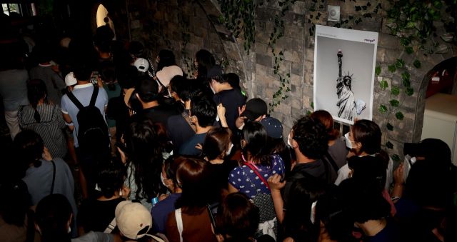 13일 오후 서울 영등포구에 위치한 머지포인트 본사에 환불을 요구하는 가입자들이 모여 있다. [이미지출처=연합뉴스]