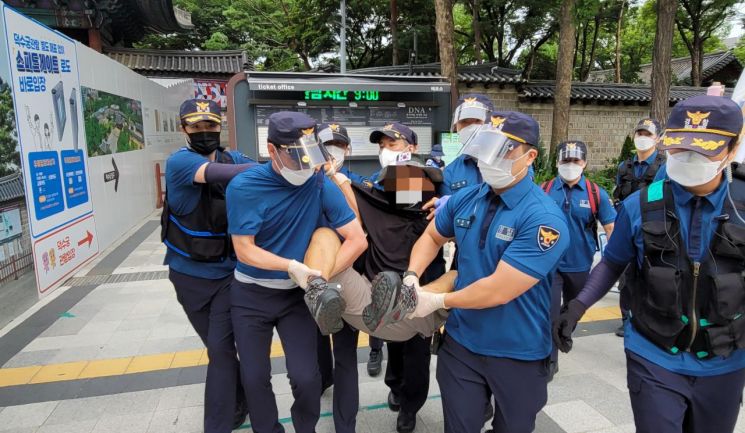 광복절 연휴 첫날인 14일 오전 예고대로 서울 도심에서 보수단체의 '1인 걷기운동 행사'가 시작됐지만, 경찰의 원천 봉쇄에 가로막혔다.[이미지 출처=연합뉴스]