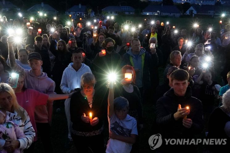 3일(현지 시각) 영국 데번주 플리머스에서 제이크 데이비슨에게 살해된 이들을 추모하는 집회가 열리고 있다. [사진=연합뉴스]