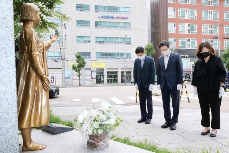 [포토]채현일 영등포구청장, 제76주년 광복절 기념 독립유공자 후손 표창장 수여 