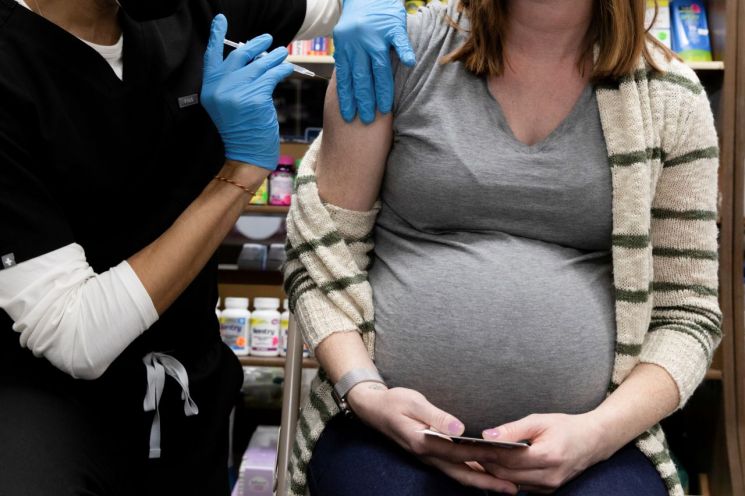 미국 펜실베이니아주 슈웬크스빌에서 한 임신부가 코로나19 백신 접종을 받고 있다. [이미지출처=로이터연합뉴스]