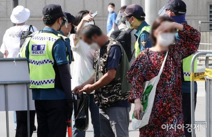 광복절인 15일 서울 중구 서울역광장에서 경찰이 도심 집회를 통제하기 위해 설치한 펜스 앞에서 시민들을 검문하고 있다./김현민 기자 kimhyun81@