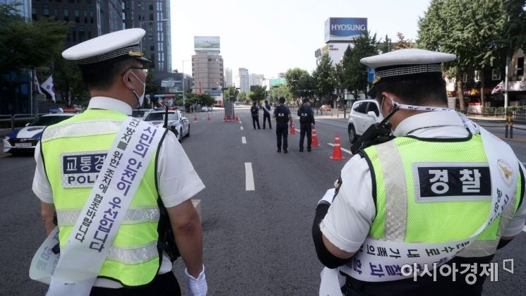 광복절인 15일 서울 용산구 한강대로 동자로터리 일대에서 경찰이 도심 집회를 통제하기 위한 차량 검문을 하고 있다./김현민 기자 kimhyun81@