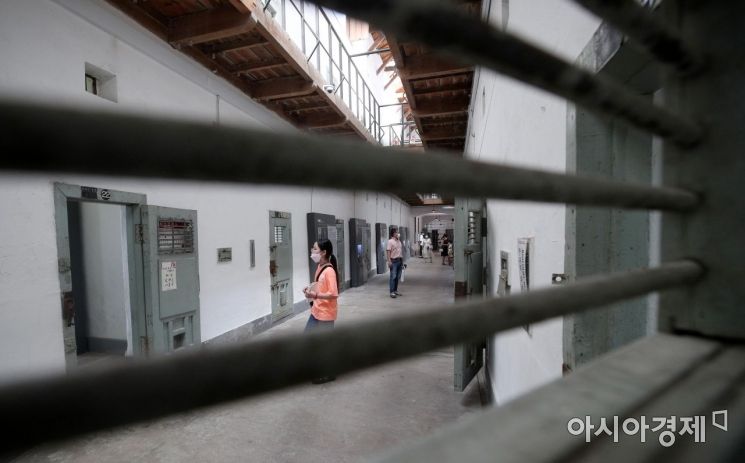 [포토] 서대문형무소 옥사 둘러보는 시민들