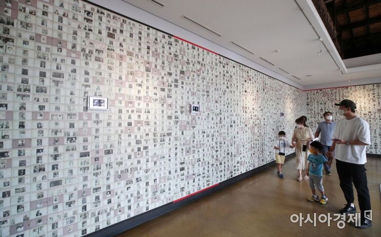 [포토] 서대문형무소 전시관 둘러보는 시민들