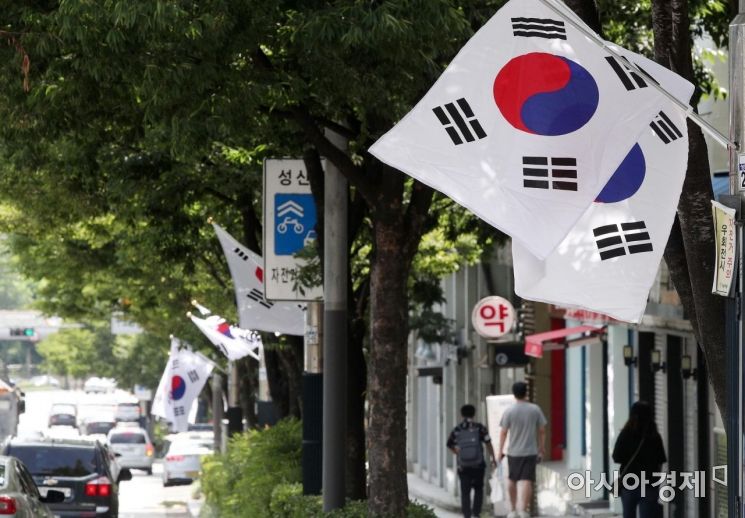 [포토] 광복 76주년, 거리에 게양된 태극기
