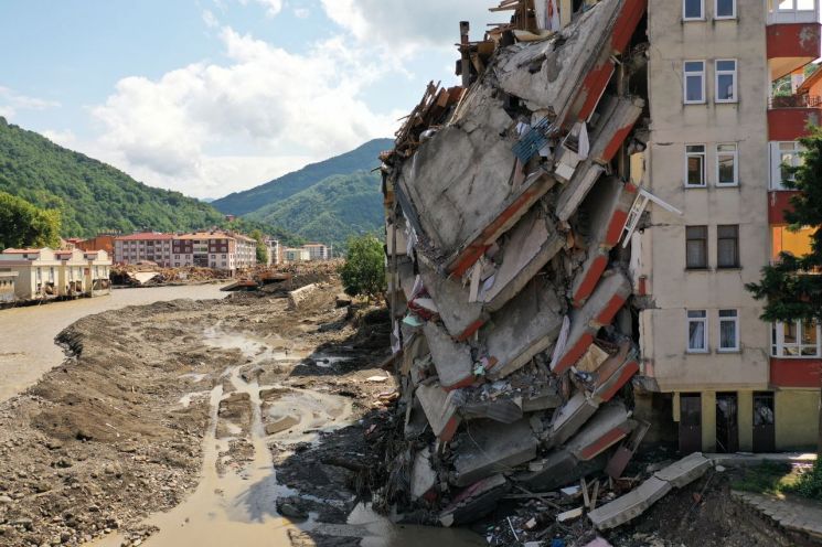 터키 북부서 발생한 홍수 피해 일파만파…사망 57명·실종 76명 