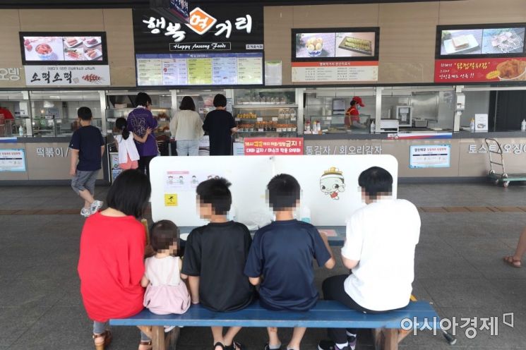 안성휴게소에서 시민들이 간식을 먹고 있다. /문호남 기자 munonam@