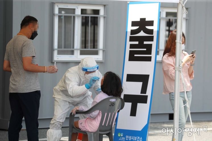 휴가를 마친 시민들이 고속도로 휴게소에 마련된 코로나19 검사소를 들려 검사를 받고 있다. /문호남 기자 munonam@