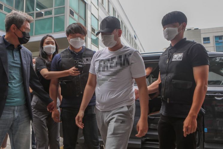 지난 10일 경기도 의정부시 가능동 의정부지방법원에서 폭행치사 혐의를 받고 있는 고교생들이 영장실질심사를 위해 이동하고 있다. [이미지출처=연합뉴스]