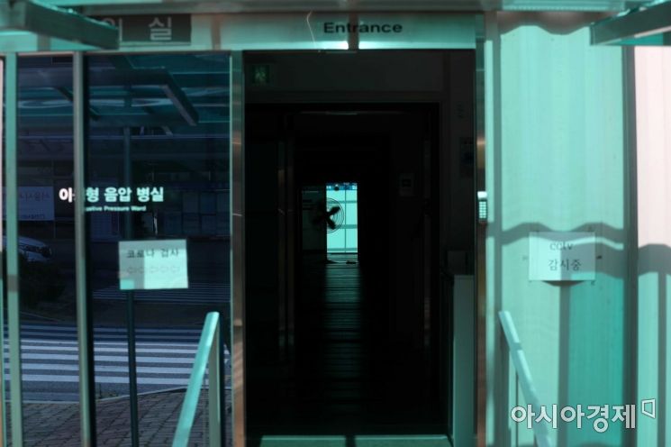 이동형 음압병상 복도에 선풍기가 돌아가고 있다. /문호남 기자 munonam@