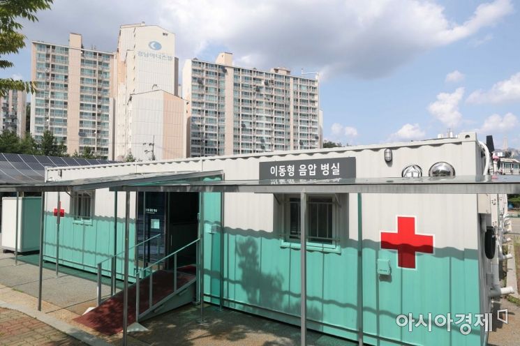 서울시립서북병원 주차장에 확진자 치료를 위한 이동형 음압병상이 운영 중이다. 지난해 말 코로나19 3차 유행 당시 설치된 것이다. /문호남 기자 munonam@